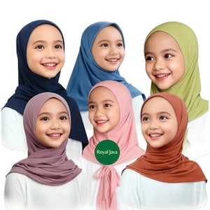 Può includere: Sei veli hijab colorati in blu navy, blu, verde, rosa, malva e marrone. I veli sono indossati da giovani ragazze sorridenti. Un cerchio verde con la scritta "Royal Java" è visibile.