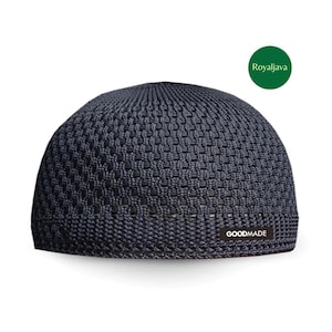 Pode incluir: Um gorro de caveira de malha cinza escuro com um padrão texturizado. A touca tem uma coroa arredondada e uma pequena etiqueta que diz "GOODMADE". Um círculo verde com o texto "Royaljava" está no canto superior direito.