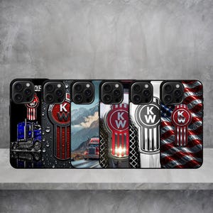 Pode incluir: Uma coleção de seis capas para smartphone com vários designs relacionados a caminhões Kenworth. Os designs incluem um caminhão azul, o logotipo KW vermelho e prata, um caminhão vermelho em uma estrada de montanha e o logo KW sobre uma bandeira.