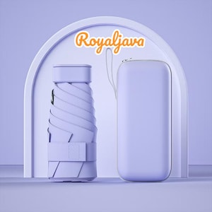 Puede incluir: Un paraguas compacto de color lavanda con una funda a juego. El paraguas está plegado y tiene un diseño texturizado. La funda tiene una cremallera.