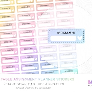Puede incluir: Una hoja de pegatinas imprimibles para planificador de tareas. Cada pegatina es un rectángulo con esquinas redondeadas, un borde discontinuo y la palabra "ASSIGNMENT" en la parte superior. Las pegatinas tienen un degradado de colores, incluyendo rosa, amarillo y azul.