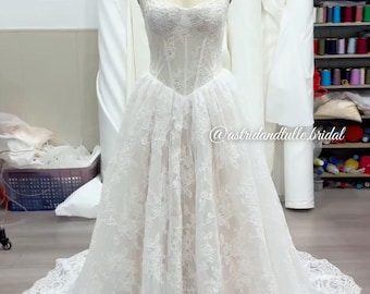 Evelyn | V-hals korsetkant trouwjurk | A-lijnjurk met Baskische taille