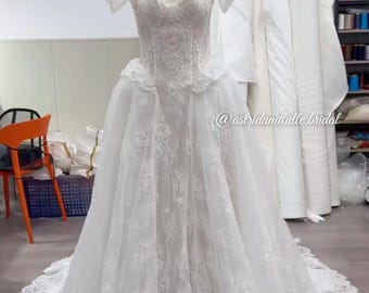 Eliana | Kanten korset trouwjurk in koninklijke stijl | Kant en kralenkorset met mouwen | Baskische taille