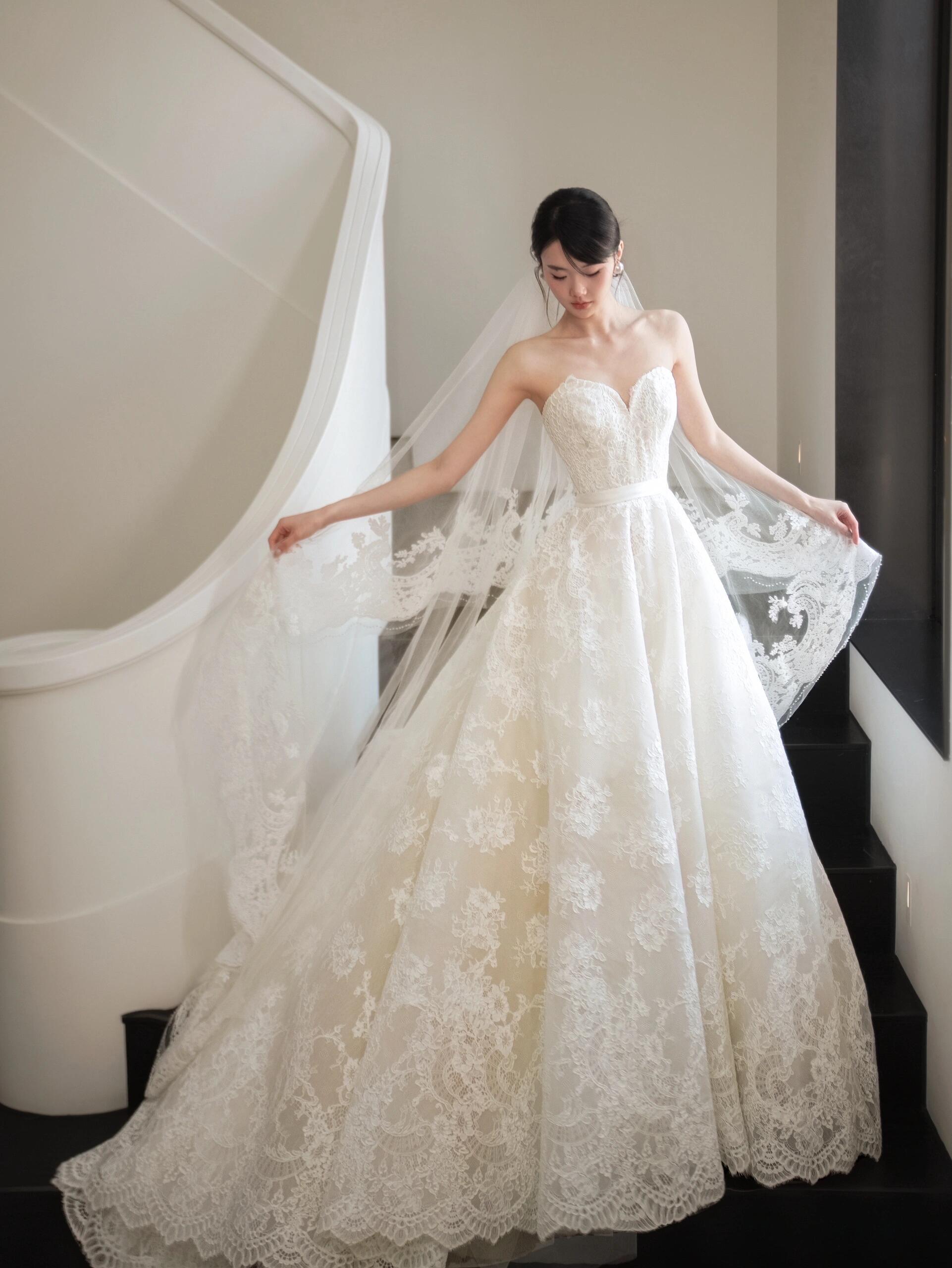 Monique lhuillier wedding dress Italia