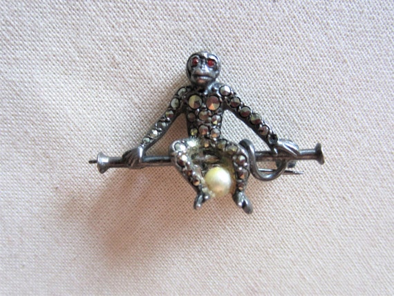 Antique Victorian Sitting Monkey Brooch with Pear… - image 6