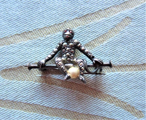 Antique Victorian Sitting Monkey Brooch with Pear… - image 1