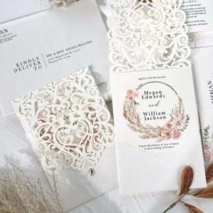 50 invitaciones de boda florales de bolsillo económicas con tarjetas RSVP, invitación de hierba de la pampa, juego de boda rústica (50 unidades)