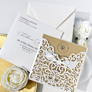 高級ゴールドレースの結婚式招待状：レーザーカットポケット、シルクリボン