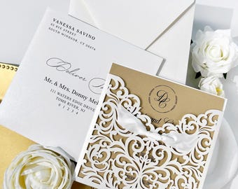 Luxe gouden kanten huwelijksuitnodiging: lasergesneden zak, zijden lint