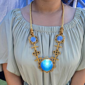 Ljushalsband med utbytbar LED klarblå ädelsten guldsnöre lätta kostymsmycken renässansmässa fantasy cosplay lajv halloween