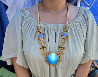 Oplichtende ketting met vervangbare led helderblauwe edelsteen gouden koord Lichtgewicht kostuumsieraden Renaissance Fair Fantasy Cosplay LARP Halloween