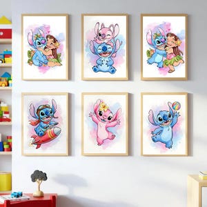 Puede incluir: Seis impresiones enmarcadas en acuarela con el personaje Stitch de la película de Disney Lilo & Stitch. Las impresiones muestran a Stitch en varias poses, incluyendo abrazando a Lilo, montando un cohete y sosteniendo una pelota. Cada impresión tiene un marco de madera clara y un fondo de acuarela colorido.