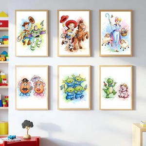 Puede incluir: Seis impresiones en acuarela enmarcadas con personajes de una popular película de animación. Las impresiones muestran a Woody, Buzz Lightyear, Jessie, Bo Peep, Sr. y Sra. Potato Head, los Little Green Men, Rex y Hamm. Cada impresión tiene un marco de madera.