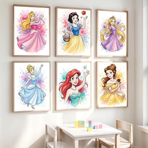Puede incluir: Seis impresiones enmarcadas de princesas Disney en acuarela. Cada princesa está representada con un vestido colorido y un fondo de acuarela. Las princesas incluyen Aurora, Blancanieves, Rapunzel, Cenicienta, Ariel y Bella.