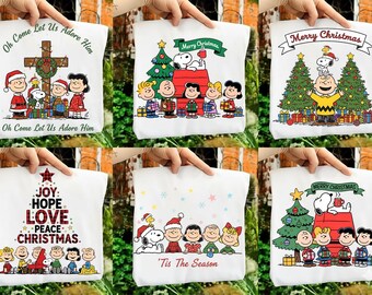 Könnte beinhalten: Weiße Tragetaschen mit weihnachtlichen Peanuts-Designs. Die Taschen zeigen Snoopy, Charlie Brown und Freunde in Weihnachtsszenen. Texte sind "Oh Come Let Us Adore Him", "Merry Christmas", "Joy, Hope, Love, Peace, Christmas" und "'Tis The Season".