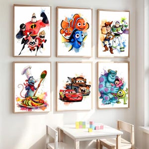 Puede incluir: Seis impresiones en acuarela enmarcadas con personajes animados populares. Las impresiones incluyen personajes de Los Increíbles, Buscando a Nemo, Toy Story, Ratatouille, Cars y Monstruos, S.A. La obra de arte se exhibe en una pared blanca.