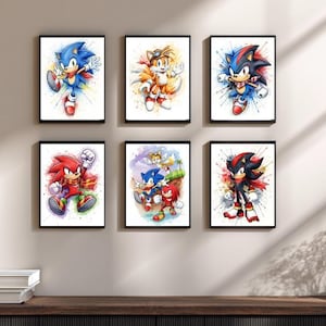 Puede incluir: Seis impresiones enmarcadas en acuarela con personajes de la serie de videojuegos Sonic the Hedgehog. Cada impresión muestra un personaje diferente, incluyendo a Sonic, Tails y Knuckles, con colores vibrantes y poses dinámicas. Los marcos son negros.