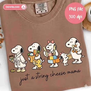 Puede incluir: Una camiseta marrón Comfort Colors con una ilustración de dibujos animados de personajes tipo Snoopy. Los personajes sostienen queso en hebras y otros artículos. El texto "just a string cheese mama" está escrito en cursiva en la parte inferior.