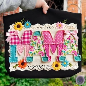Puede incluir: Bolso tote negro con la palabra "MAMA" aplicada en tela colorida. Las letras presentan estampados florales, de lunares y a cuadros, acentuadas con flores bordadas y ribete de encaje. Lazos rosas adornan las letras.