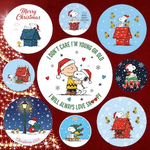 Puede incluir: Una colección de pegatinas redondas con temática navideña con Snoopy y Woodstock en varias escenas festivas. Snoopy lleva un gorro de Papá Noel en varios diseños, con textos como "Merry Christmas" y "Joy". Las pegatinas están sobre un fondo rojo.