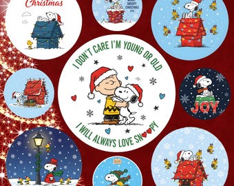 Może przedstawiać: Kolekcja okrągłych naklejek o tematyce bożonarodzeniowej z Snoopy'm i Woodstockiem w różnych świątecznych scenach. Snoopy ma na sobie czapkę Świętego Mikołaja w kilku wzorach, z tekstami takimi jak "Merry Christmas" i "Joy". Naklejki są na czerwonym tle.