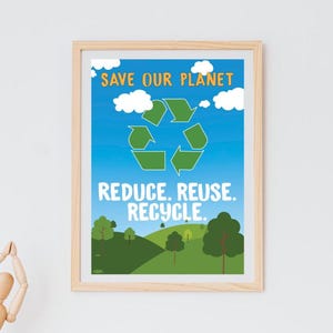 Puede incluir: Un póster enmarcado con fondo azul y un símbolo de reciclaje verde. El póster dice "Salvemos nuestro planeta" y "Reducir. Reutilizar. Reciclar."