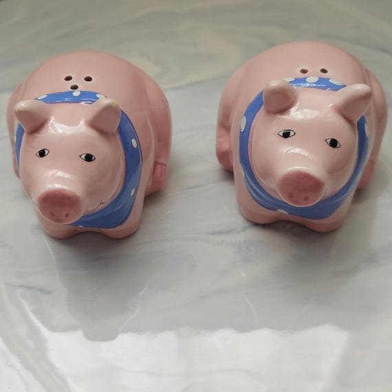 Vintage Pig Salt and Pepper Shakers – Pink Ceramic Pigs with Blue Scarves – Cert International China – Farmhouse Kitchen Decor