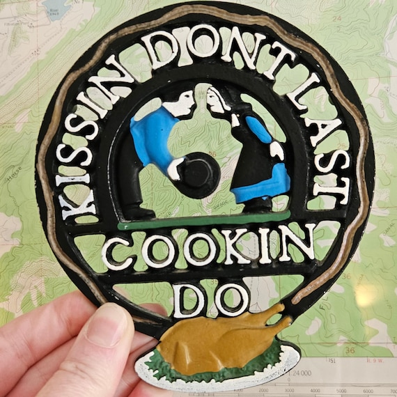 Vintage Amish Cast Iron Trivet FREE Shipping – “Kissin Don’t Last, Cookin Do” – Made in USA – Wall Hanging Kitchen Decor