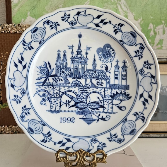 Rare 1992 Cesky Porcelain Dubi Blue Onion Plate – Zwiebelmuster Czechoslovakia – Award Sticker – Vintage Collectible Decor