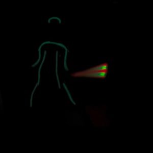 Pu&ograve; includere: Un omino verde con un raggio di luce rosso e verde che esce dal suo lato.