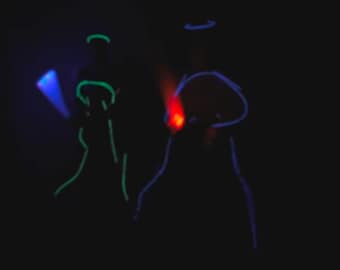 Gli elfi brillano danzando in una scatola