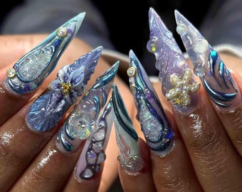 Presse-ongles en cristal éthéré fait main | Fleurs irisées 3D, perles nacrées et volutes métalliques | Ongles fantaisie longs stylets