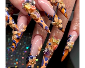 Presse florale abstraite faite main sur les ongles | Fleurs 3D, pierres précieuses en cristal et chaîne en or | Ongles longs stylets tendance
