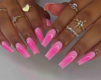 Handgemaakte roze ombre plaknagels | Glanzende kleurovergang in Barbiecore babyroze en wit | Lange vierkante nagels voor een vrouwelijke look, perfect voor elke dag