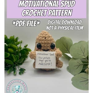 Peut inclure: Un modèle de crochet pour un spud motivant, une pomme de terre en crochet marron tenant une note qui dit "Motivational Spud This potato says you're AWESOME!" Le modèle est un téléchargement numérique et non un article physique. Le modèle est disponible auprès de PandaLyssaMade.