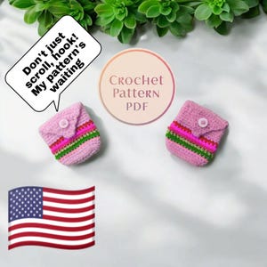Puede incluir: Dos pequeños estuches de ganchillo rosas con cierres de botón y detalles de rayas coloridas. La imagen incluye el texto "Don't just scroll, hook! My pattern's waiting" y "Crochet Pattern PDF". También hay una bandera estadounidense.
