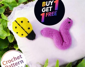 Op de afbeelding: Een geel en zwart gehaakte lieveheersbeestje en een paarse gehaakte worm liggen op een wit oppervlak. Een zwarte cirkel met de tekst "BUY 1 GET 1 FREE" staat op de achtergrond. De woorden "Crochet Pattern - PDF -" staan in een witte cirkel.