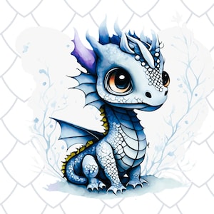 Puede incluir: Ilustración en acuarela de un bebé dragón en tonos azules, blancos y amarillos. El dragón tiene ojos grandes y expresivos, rasgos puntiagudos y pequeñas alas. El fondo es un diseño suave y borroso con un patrón de escamas.