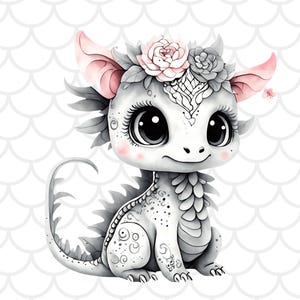 Puede incluir: Ilustración en acuarela de un lindo bebé dragón. El dragón es principalmente blanco con acentos grises y mejillas y orejas rosadas. Lleva una corona floral de flores rosas y grises.
