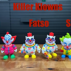 Puede incluir: Seis figuras de Killer Klowns etiquetadas como Slim, Fatso y Shorty. Las figuras presentan trajes de payaso de colores vibrantes con detalles en rojo, amarillo, verde y azul. Cada personaje tiene rasgos faciales, colores de pelo y poses distintos sobre una superficie de madera.