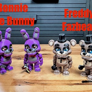 Puede incluir: Cuatro figuras de personajes estilizadas que incluyen dos figuras moradas de Bonnie the Bunny y dos figuras marrones de Freddy Fazbear. Las figuras de Bonnie tienen orejas largas y pajaritas rojas, mientras que las de Freddy llevan sombreros negros.
