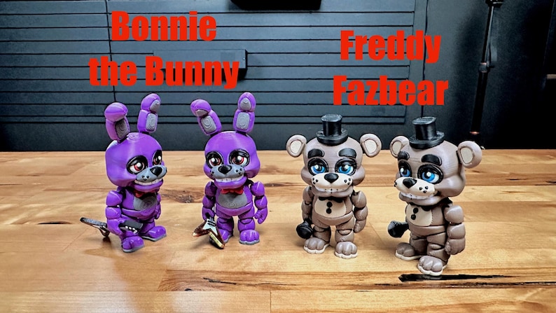 Puede incluir: Cuatro figuras de personajes estilizadas que incluyen dos figuras moradas de Bonnie the Bunny y dos figuras marrones de Freddy Fazbear. Las figuras de Bonnie tienen orejas largas y pajaritas rojas, mientras que las de Freddy llevan sombreros negros.