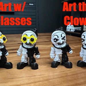 Puede incluir: Cuatro peque&ntilde;as figuras de payaso con trajes en blanco y negro. Dos figuras llevan gafas amarillas con forma de flor y dos figuras tienen caras de payaso pintadas. El texto Art w/ Glasses y Art the Clown aparece sobre las figuras.