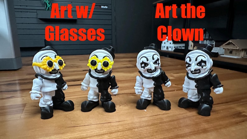 Puede incluir: Cuatro peque&ntilde;as figuras de payaso con trajes en blanco y negro. Dos figuras llevan gafas amarillas con forma de flor y dos figuras tienen caras de payaso pintadas. El texto Art w/ Glasses y Art the Clown aparece sobre las figuras.