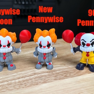 Puede incluir: Tres figuras del personaje Pennywise. La primera est&aacute; etiquetada como New Pennywise w/ Balloon, la segunda como New Pennywise y la tercera como 90's Pennywise. Cada figura tiene cabello naranja o rojo, cara pintada de blanco y traje de payaso.