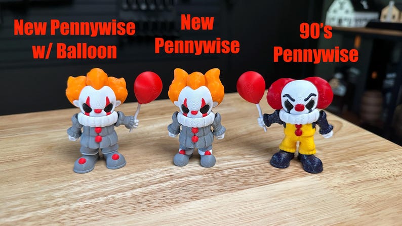 Puede incluir: Tres figuras del personaje Pennywise. La primera est&aacute; etiquetada como New Pennywise w/ Balloon, la segunda como New Pennywise y la tercera como 90's Pennywise. Cada figura tiene cabello naranja o rojo, cara pintada de blanco y traje de payaso.