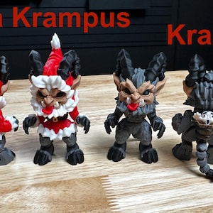 Puede incluir: Cuatro peque&ntilde;as figuras dispuestas en fila. Dos est&aacute;n etiquetadas como Santa Krampus, con trajes de Pap&aacute; Noel rojos y blancos. Dos est&aacute;n etiquetadas como Krampus, con pelaje gris y cuernos negros. Cada figura lleva una peque&ntilde;a cesta en la espalda.