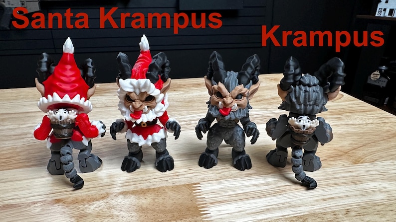 Puede incluir: Cuatro peque&ntilde;as figuras dispuestas en fila. Dos est&aacute;n etiquetadas como Santa Krampus, con trajes de Pap&aacute; Noel rojos y blancos. Dos est&aacute;n etiquetadas como Krampus, con pelaje gris y cuernos negros. Cada figura lleva una peque&ntilde;a cesta en la espalda.