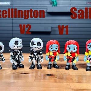Puede incluir: Ocho peque&ntilde;as figuras dispuestas en fila, con cuatro personajes de Jack Skellington en trajes de rayas blancas y negras y cuatro personajes de Sally con cabello rojo y vestidos de retazos. Las etiquetas dicen Jack Skellington V1, V2 y Sally V1, V2.
