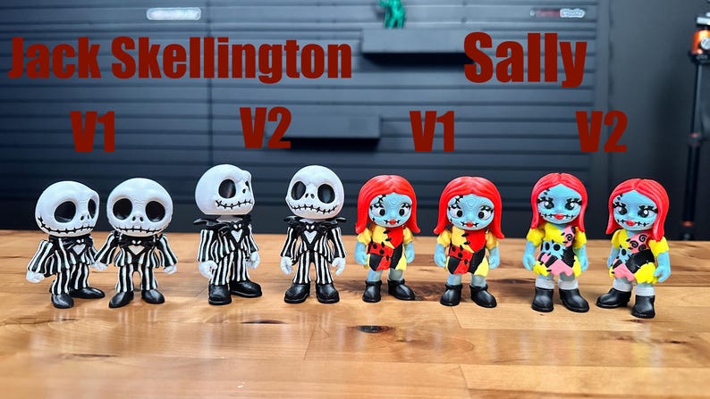 Puede incluir: Ocho peque&ntilde;as figuras dispuestas en fila, con cuatro personajes de Jack Skellington en trajes de rayas blancas y negras y cuatro personajes de Sally con cabello rojo y vestidos de retazos. Las etiquetas dicen Jack Skellington V1, V2 y Sally V1, V2.